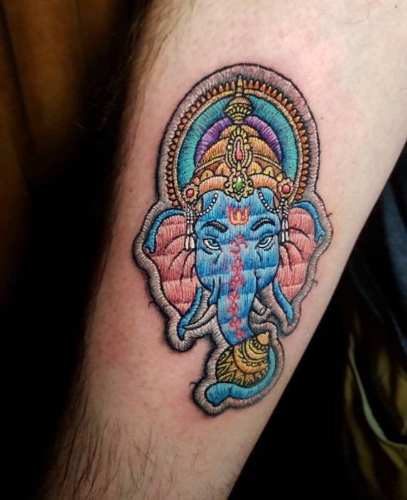 Tatuaje bordado de elefante Ganesha, de tatuador brasileño Eduardo "Duda" Lozano