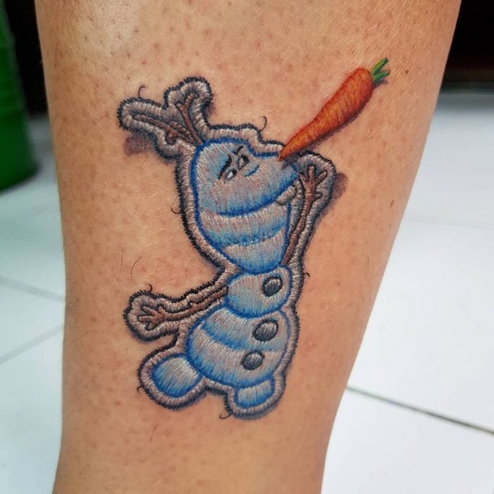 Tatuaje bordado de Olaf de Frozen Disney, de tatuador brasileño Eduardo "Duda" Lozano