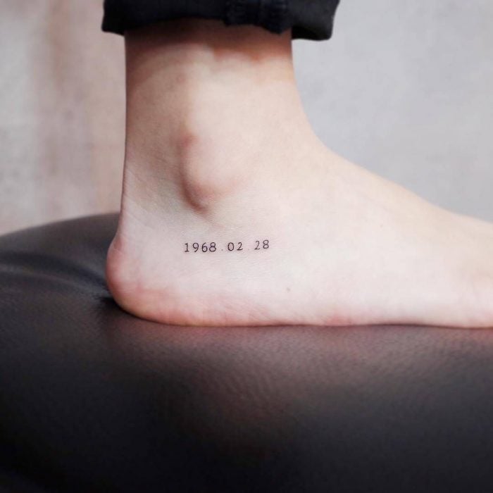 Tatuaje pequeño en el pie de una fecha
