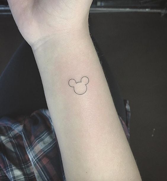 Tatuaje pequeño de la silueta de Mickey Mouse en el brazo