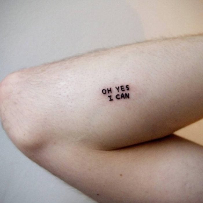 Tatuaje pequeño de una frase inspiradora en el brazo