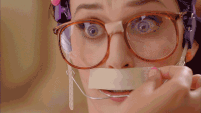 Chica con lente sy brackets, asustada por retirar la banda de afeitado de su labio Superior, Katy Perry