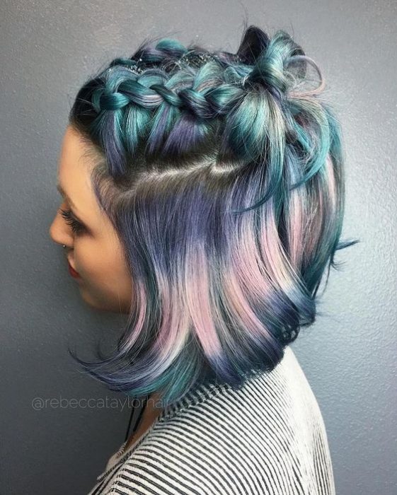 Cabello azul arcoíris con una trenza en la parte de arriba