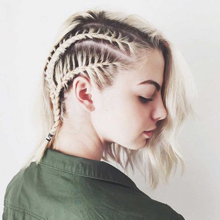 Mujer rubia con trenzas laterales cabello corto