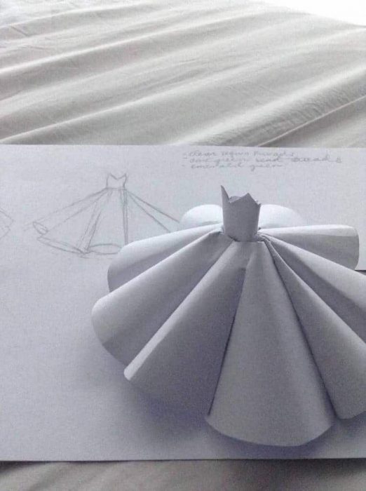 Estidiante filipina Ciara Gan confeccionó su propio vestido de graduación ampón largo, boceto y maqueta en miniatura hecha de papel del vestido