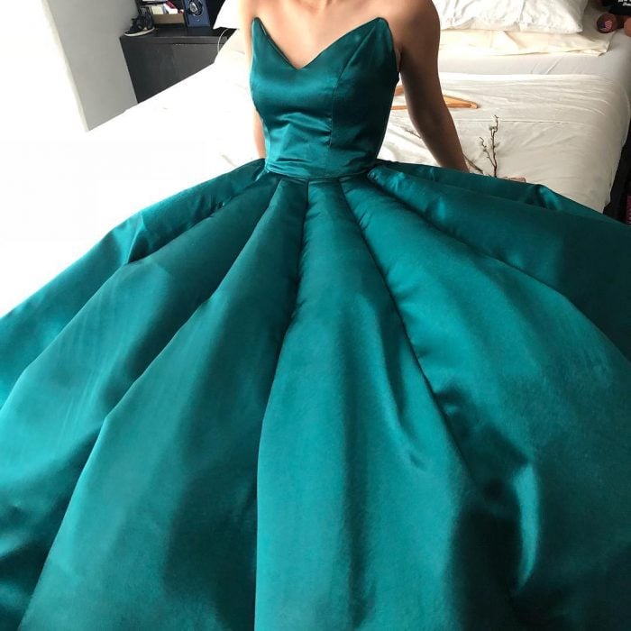 Estidiante filipina Ciara Gan confeccionó su propio vestido de graduación ampón largo, color verde esmeralda, con escote de corazón y sin mangas ni hombros