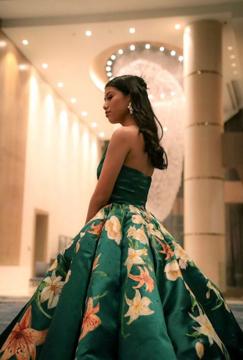 Estiduante filipina Ciara Gan confeccionó su propio vestido de graduación de ampón largo, verde brócoli, con flores de tigre anaranjadas