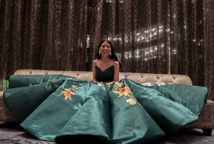 Estidiante filipina Ciara Gan confeccionó su propio vestido de graduación ampón largo, verde brócoli, con flores de tigre anaranjadas, chica sentada en el suelo con su gran vestido de princesa