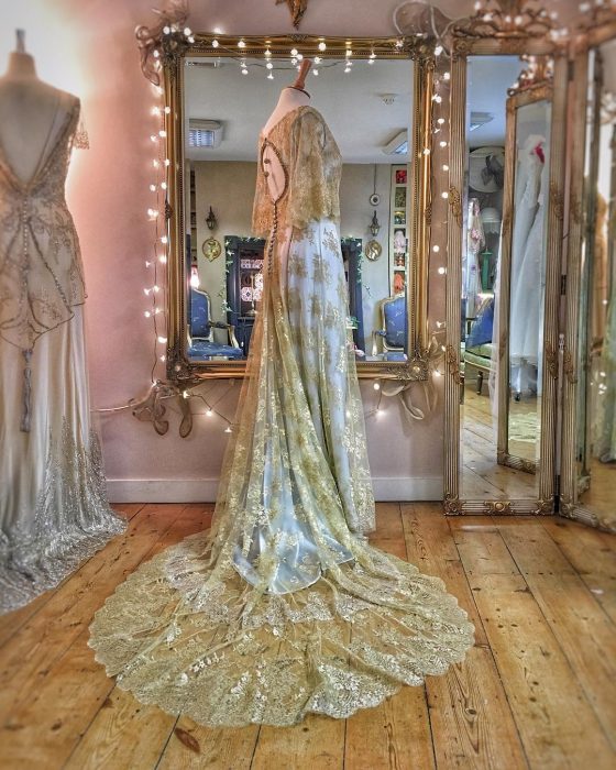 Vestidos de novia vintage confeccionados por la diseñadora Joanne Fleming, vestido de gala azul con encaje dorado con espalda abierta