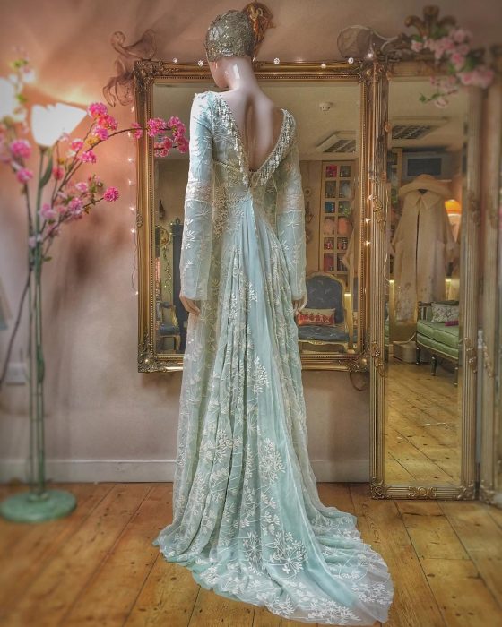 Vestidos de novia vintage confeccionados por la diseñadora Joanne Fleming, vestido de fiesta largo hasta el suelo, color menta con tela de tul encima con bordado de flores blancas, sin espalda y con mangas