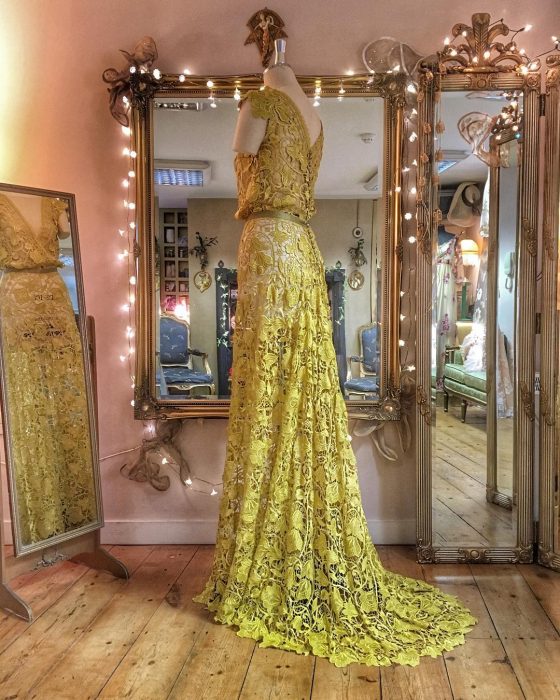 Vestidos de novia vintage confeccionados por la diseñadora Joanne Fleming, vestido elegante largo, son mangas, de encaje amarillo y forado