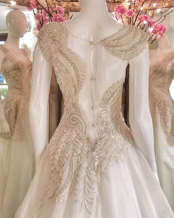 Vestidos de novia vintage confeccionados por la diseñadora Joanne Fleming, vestido blanco con encaje de alas de ave en la espalda