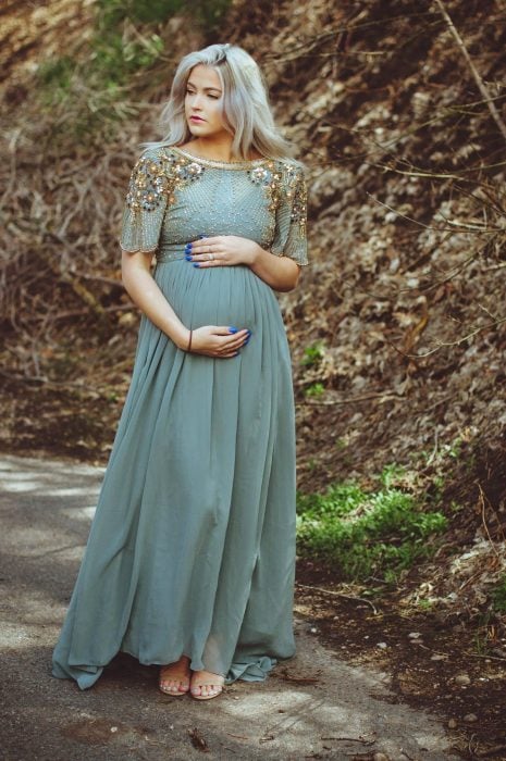Vestidos para baby shower, mujer embarazada en sesión de fotos de maternidad al aire libre, con cabello largo y rubio cenizo, vestido largo, holgado, de tul con pedrería