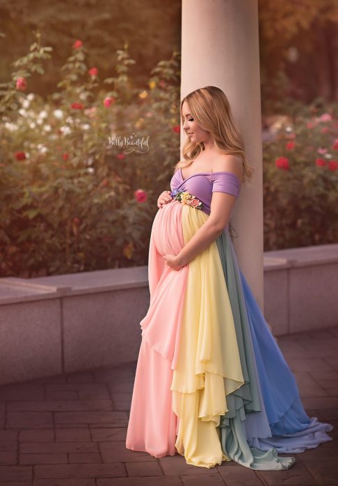 Vestidos para baby shower, sesión de fotos de mujer embarazada, chica rubia de cabello largo, vestido largo de colores del arcoíris, morado, azul, verde, amarillo y rosa, con cinturón de flores