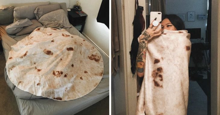 cobija impresa de tortilla de harina sobre una cama, chica envuelta con la cobija mientras se toma una fotografía selfie