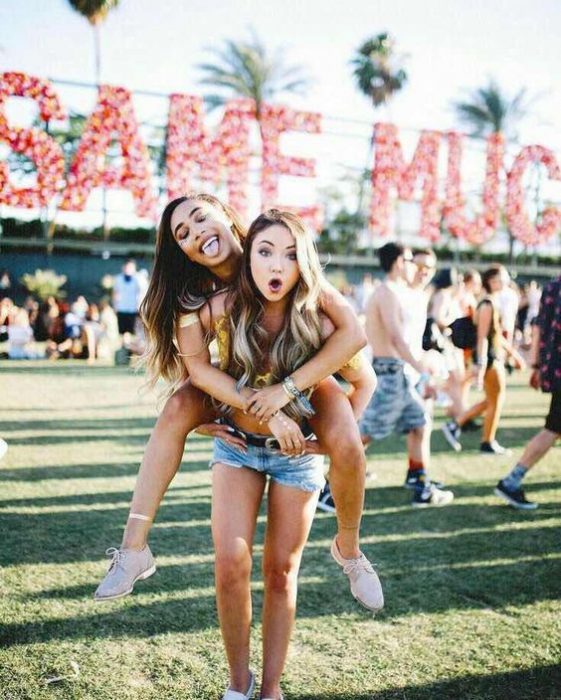 Chica cargando a otra chica en la feria