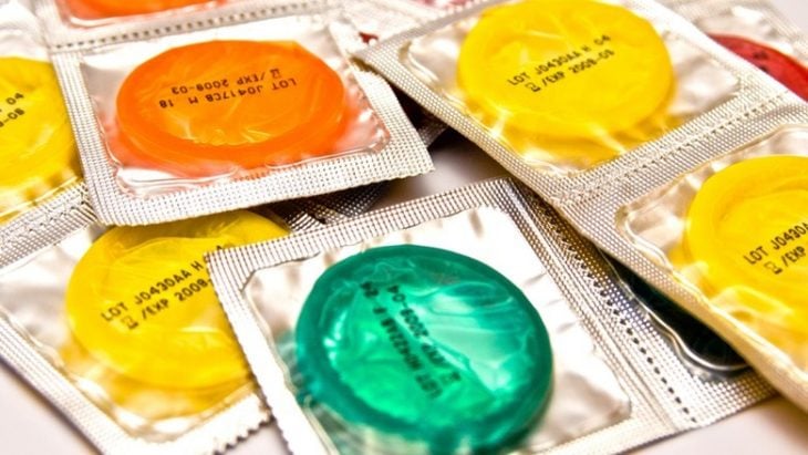 Fotografías de preservativos de colores verde, naranja, amarillo similares al método anticonceptivo semáforo 
