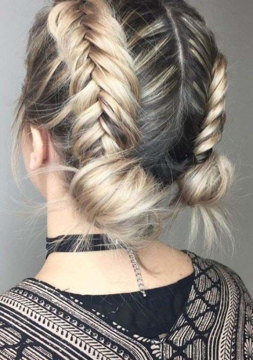 Peinado de dos trenzas con cabello rubio y corto