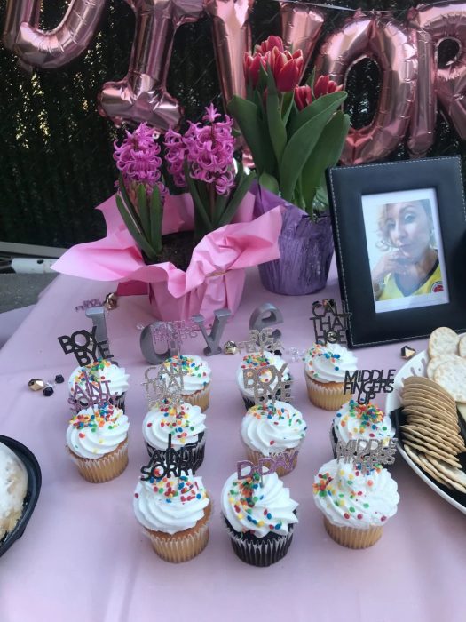 Pastelillos con betun y mensajes que dicen: "felizmente divorciada"