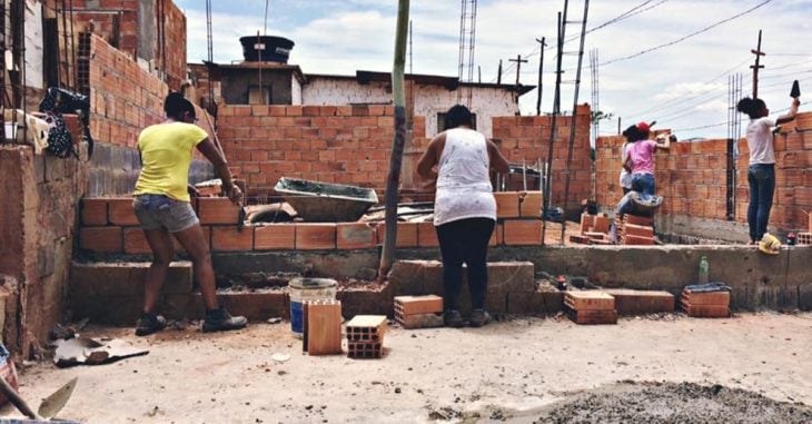 Mujeres pobres son capaces de construir su propia casa gracias a esta arquitecta brasileña