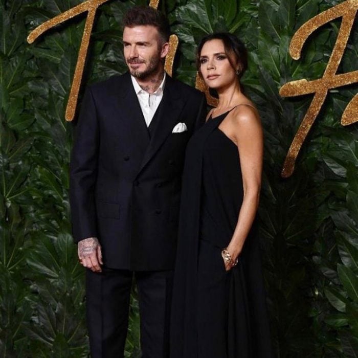David Beckhman y Victoria posando para una foto durante una gala de moda