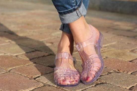 Chica con sandalias plásticas en color morado con glitter