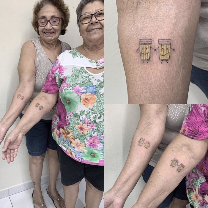 Abuelitas mostrando sus tatuajes de cerveza para celebrar su amistad 