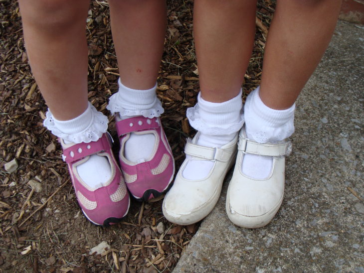 Niñas usando calcetines blancos y cortos con olanes 