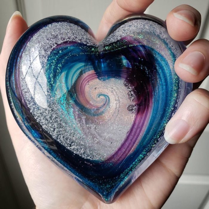 Artful ashes crea figuras de vidrio soplado con cenizas de seres queridos; adorno de cristal en forma de corazón azul con rosa