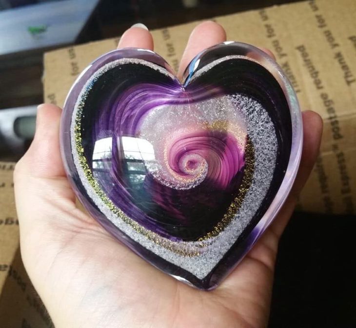 Artful ashes crea figuras de vidrio soplado con cenizas de seres queridos; adorno de cristal en forma de corazón de colores morado y negro