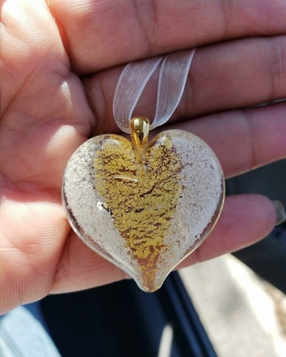 Artful ashes crea figuras de vidrio soplado con cenizas de seres queridos; collar de cristal en forma de corazón color blanco y dorado