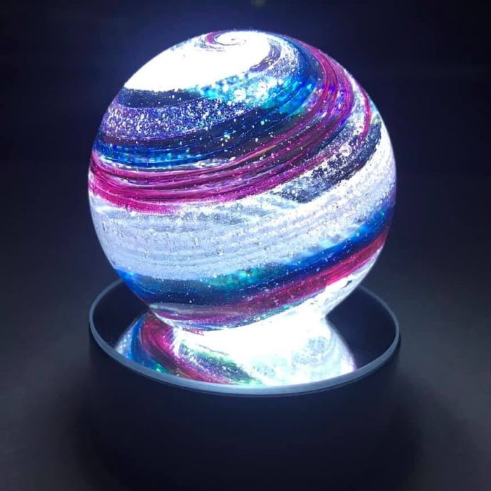 Artful ashes crea figuras de vidrio soplado con cenizas de seres queridos; adorno de cristal en forma de esfera color morado y azul