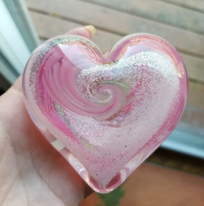 Artful ashes crea figuras de vidrio soplado con cenizas de seres queridos; adorno de cristal en forma de corazón rosa