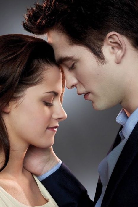 Bella Swan y Edward Culen con los rostros cerca