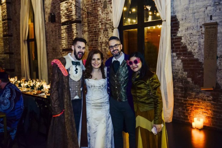 Novios se casan en boda inspirada en Harry Potter; novia vestida de blanco, novio con traje azul e invitados disfrazados de Ron Weasley y Luna Lovegood