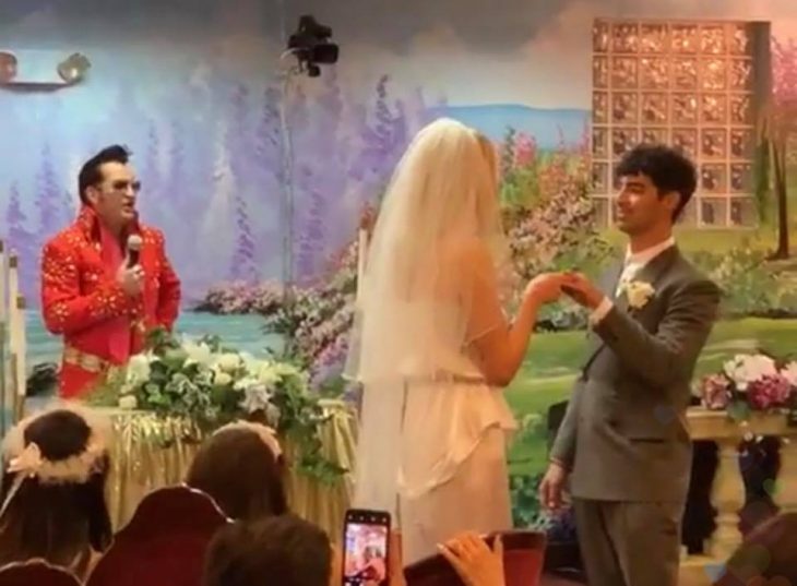 Sophie Turner y Joe Jonas contrayendo matrimonio en una capilla de Las Vegas