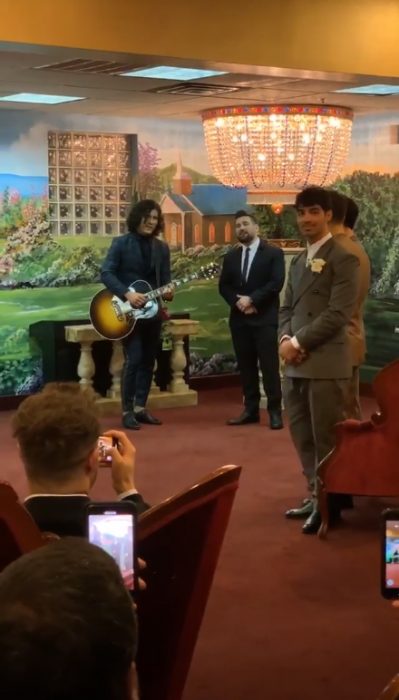 Joe Jonas y sus hermanos esperando en el altar de una capilla a Sophie Turner para la boda con Joe 