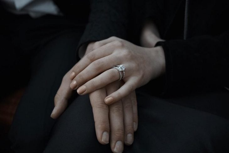 Manos de Sophie Turner presumiendo en su cuenta de Instagram el anillo de compromiso que Joe Jonas le dio 