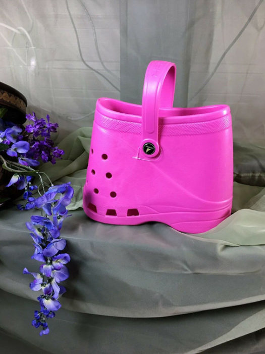 Bolsa inspirada en los zapatos crocs en color rosa