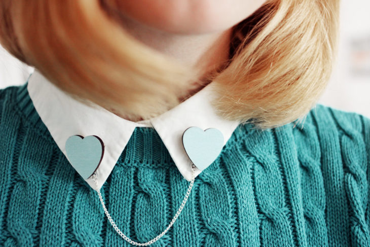 Collar tips; broches para cuello de camisa; corazones azules con cadena plateada 