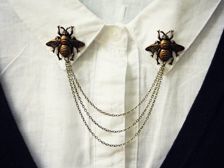 Collar tips; broches para cuello de camisa; pines de abejas doradas con tres cadenas