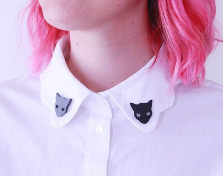 Collar tips; broches para cuello de camisa; gatos negros; chica con cabello rosa