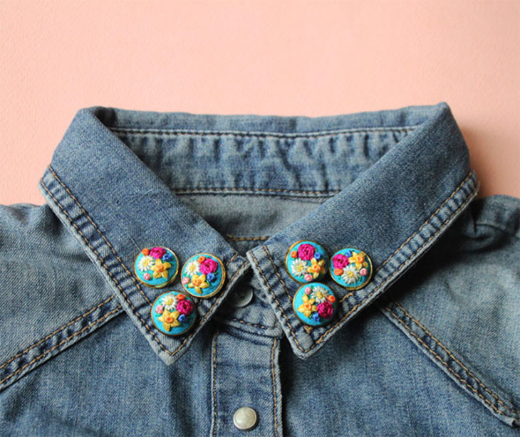 Collar tips; broches para cuello de camisa; pines de flores rosas, amarillas y blancas en cuello de chaqueta de mezclilla 