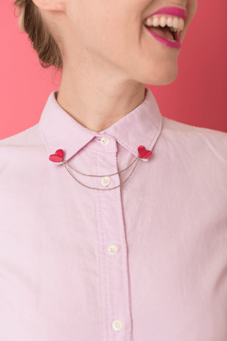 Collar tips; broches para cuello de camisa; corazones rojos con cadena dorada en blusa rosa pastel