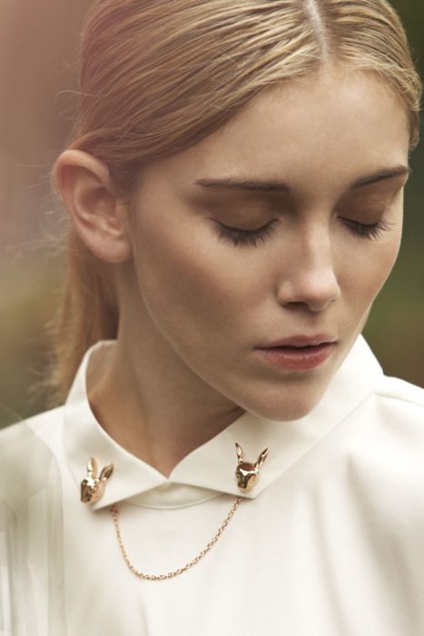 Collar tips; broches para cuello de camisa; mujer rubia con los ojos cerrados; pines de conejos dorados con cadena