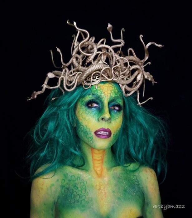 Brenna Mazzoni maquillada como Medusa en tonos verdes