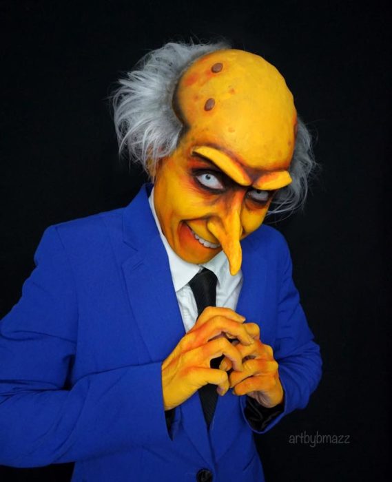 Brenna Mazzoni maquillada como el Sr. Burns de Los Simpson