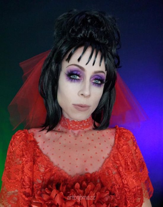 Brenna Mazzoni maquillada como Lydia de Beetlejuice