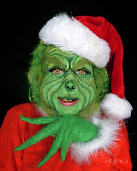 Brenna Mazzoni maquillada como el Grinch