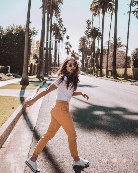 Mujer joven dando un paso hacia adelante